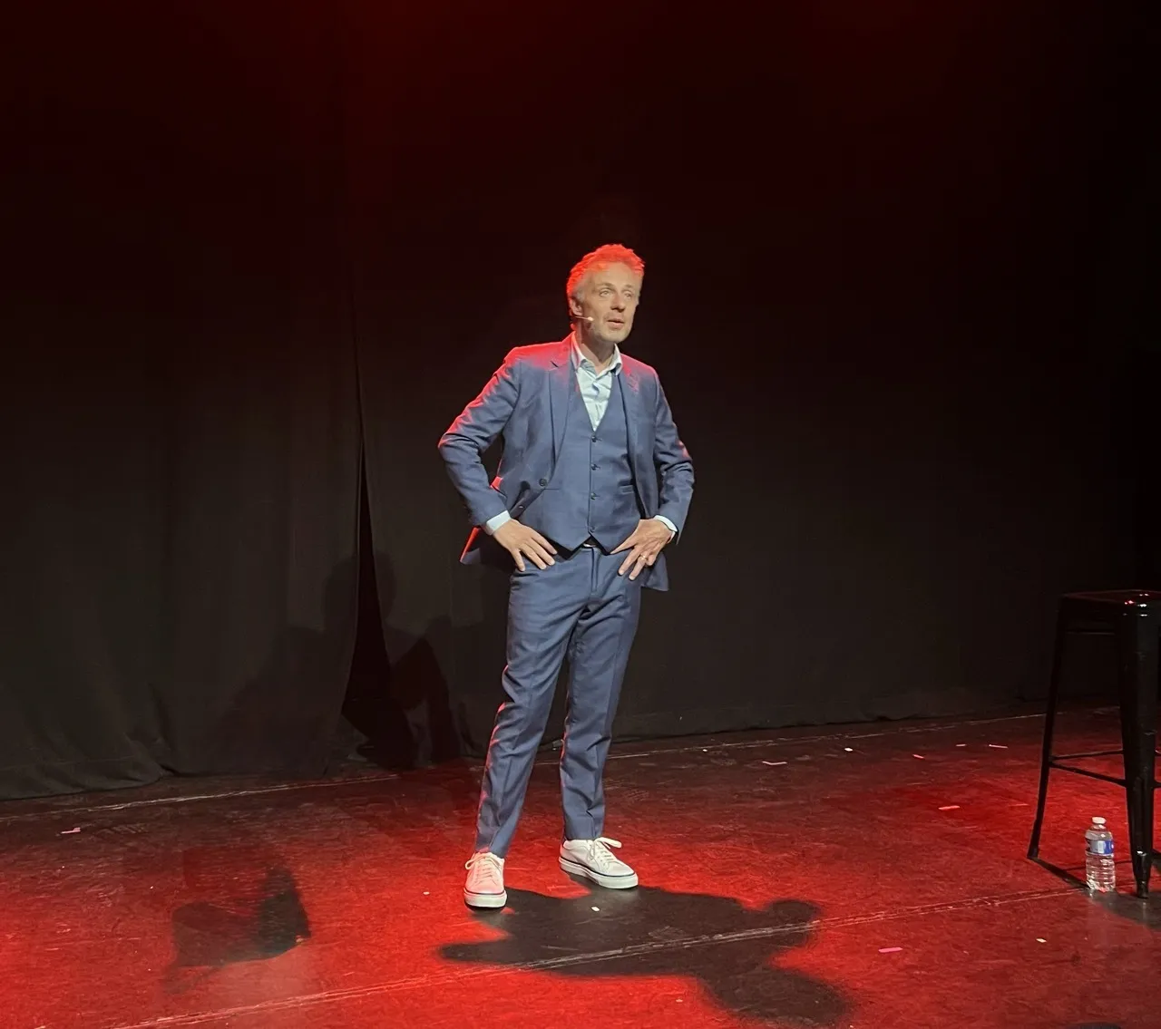 Ludovic Savariello en conférence, sur scène