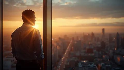 Intuition du dirigeant : un dirigeant regarde au soleil couchant les avenues d'une ville, comme autant d'options possibles